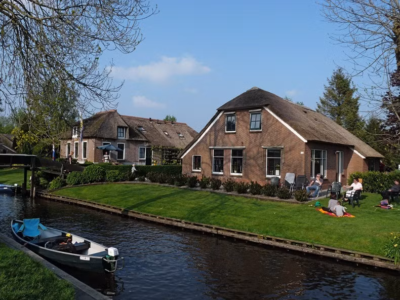 Hơn 170 cây cầu gỗ ở xung quanh làng Giethoorn được xây dựng để kết nối các ngôi nhà với nhau.