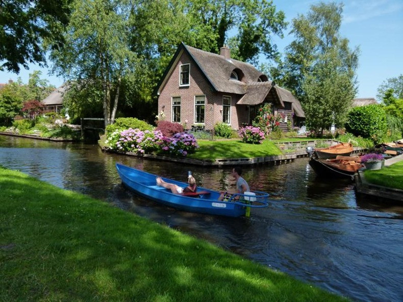 Hiện có khoảng 2.600 người dân sống tại ngôi làng Giethoorn. Trước cửa các ngôi nhà là những khóm hoa đủ màu sắc.