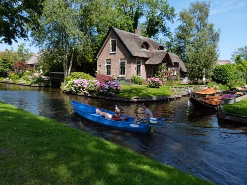 Hiện có khoảng 2.600 người dân sống tại ngôi làng Giethoorn. Trước cửa các ngôi nhà là những khóm hoa đủ màu sắc.