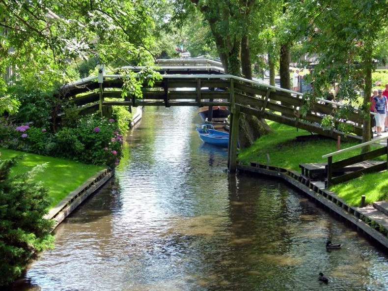 Ngoài hệ thống kênh dài khoảng 7 km, làng Giethoorn còn có nhiều hồ và ao nông. Những ao hồ này được hình thành do quá trình khai thác than bùn trước đây.