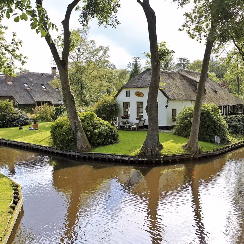 Vẻ đẹp của ngôi làng Giethoorn đã thu hút rất đông du khách ghé thăm mỗi năm.