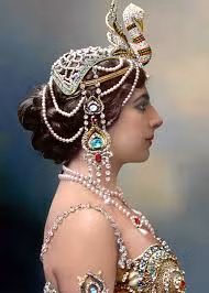 Vì vậy, Mata Hari có cuộc sống giàu sang ở giữa thủ đô Paris hoa lệ. Khi Thế chiến 1 nổ ra, vũ nữ có ngoại hình "bốc lửa" sang Đức biểu diễn. Tại đây, bà làm gián điệp cho Đức với mật hiệu H.21 vì được trả tiền công hậu hĩnh. Bằng nhan sắc và sự nổi tiếng của mình, Mata Hari tiếp cận, quyến rũ những người có máu mặt trong chính giới Pháp để thu thập tin tình báo gửi cho Đức.