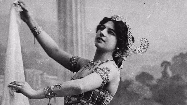 Năm 1916, Mata Hari trở về Paris và được tình báo Pháp tiếp cận. Theo đó, bà hợp tác với cơ quan tình báo Pháp. Nhiệm vụ của bà là đến Bỉ, nơi đang bị quân Đức chiếm đóng, để thu thập tin tức.