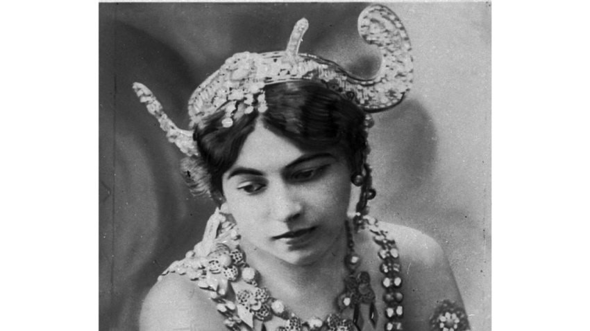 Sau quá trình thẩm vấn, điều tra, tháng 10/1917, Mata Hari bị xử bắn bí mật. Nữ điệp viên "nóng bỏng" này đối diện với cái chết trong tư thế ngẩng cao đầu, từ chối đeo băng bịt mắt và không hề sợ hãi khi đối diện với các họng súng.