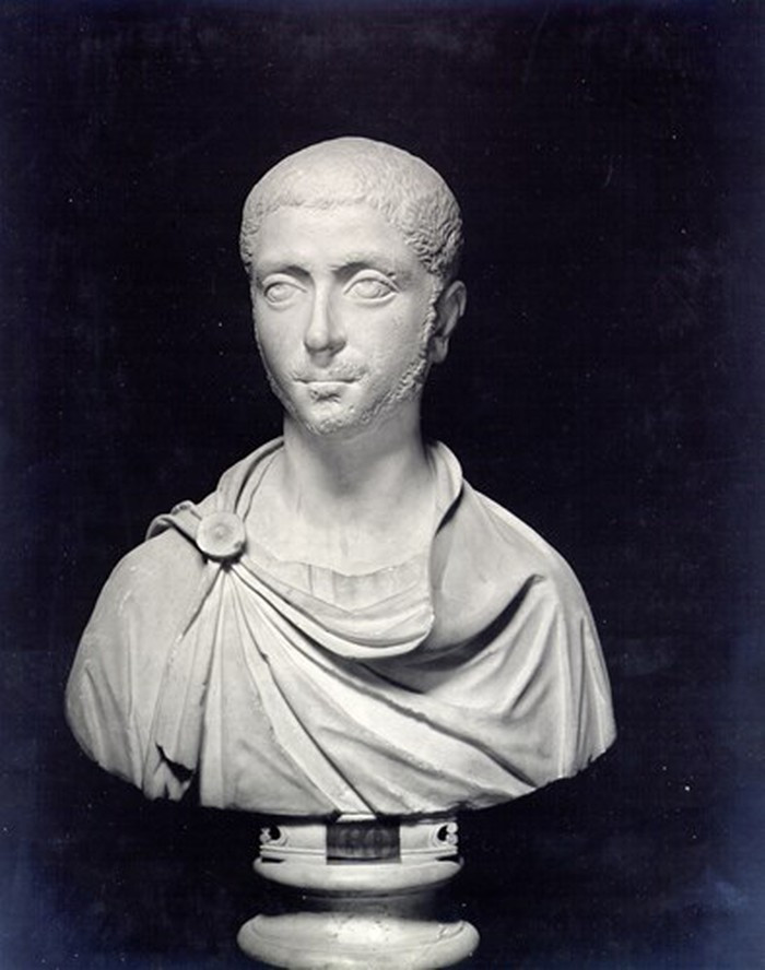 Quái dị hơn, Elagabalus bắt thần dân La Mã thờ phụng một bức tượng hình bộ phận sinh sản của nam giới có kích thước khổng lồ.