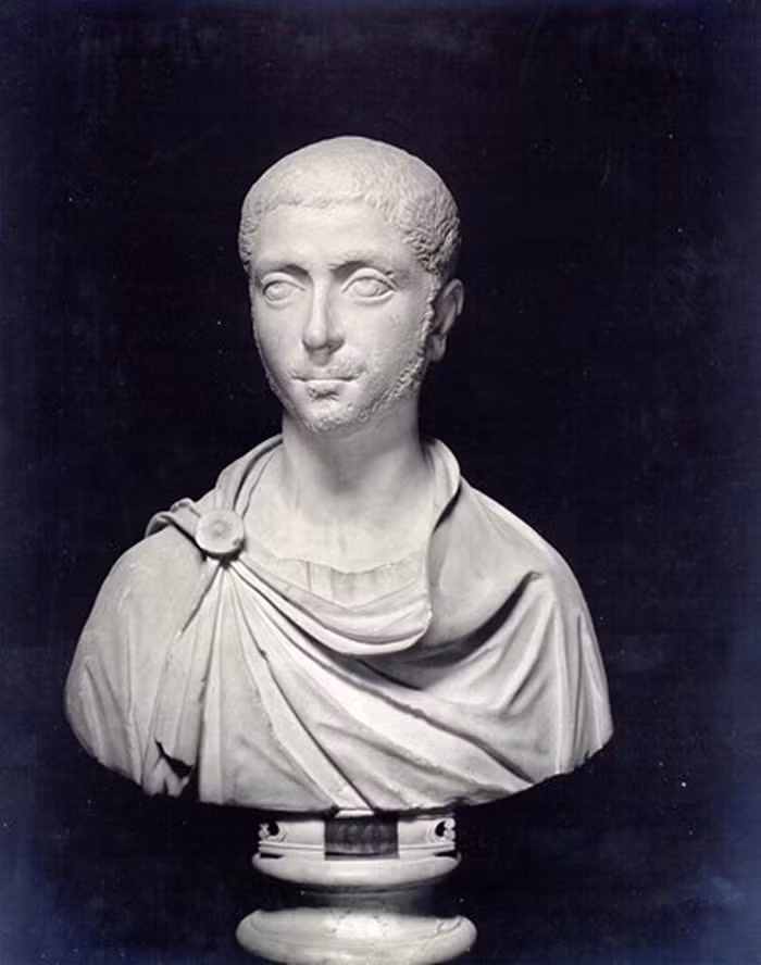 Quái dị hơn, Elagabalus bắt thần dân La Mã thờ phụng một bức tượng hình bộ phận sinh sản của nam giới có kích thước khổng lồ.