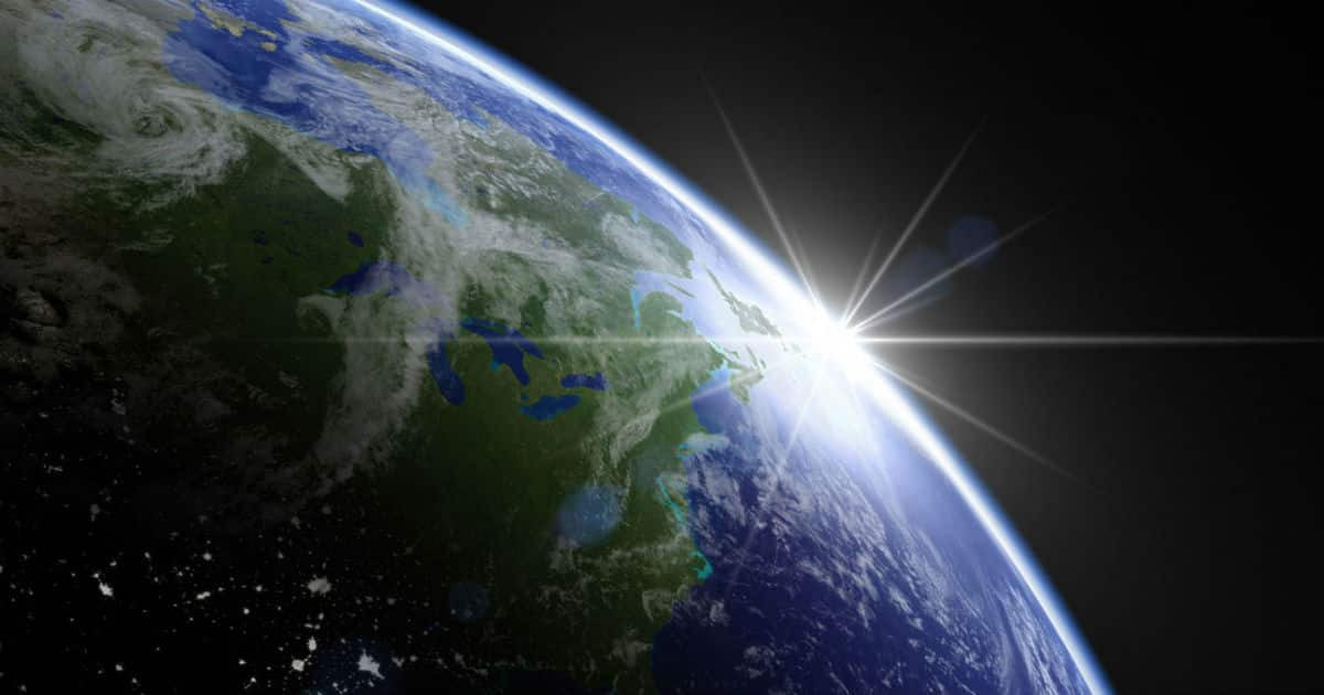 Theo Eratosthenes, Mặt Trời ở đủ xa đến nỗi, bất cứ nơi nào cũng rọi tia sáng tới Trái Đất và chúng đều song song một cách hiệu quả. Sự khác biệt trong bóng tối đã chứng minh bề mặt Trái Đất cong. Eratosthenes biết và sử dụng điều này để ước tính chu vi của Trái đất là khoảng 40.000 km.