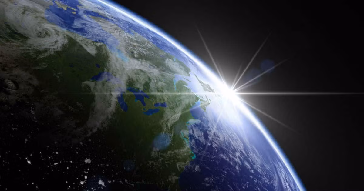 Theo Eratosthenes, Mặt Trời ở đủ xa đến nỗi, bất cứ nơi nào cũng rọi tia sáng tới Trái Đất và chúng đều song song một cách hiệu quả. Sự khác biệt trong bóng tối đã chứng minh bề mặt Trái Đất cong. Eratosthenes biết và sử dụng điều này để ước tính chu vi của Trái đất là khoảng 40.000 km.