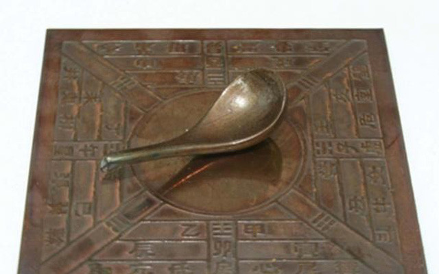 Người Trung Quốc thời phong kiến tạo ra la bàn với kim chỉ nam là một chiếc muỗng cắt ra từ một miếng nam châm thiên nhiên. Nó được đặt lên trên một đế bằng đồng được mài láng để giảm ma sát.