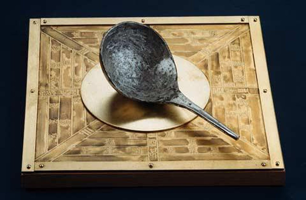 Phần muỗng tròn láng để ở chính giữa đế đồng đóng vai trò làm trọng tâm.