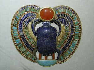 Do vậy, biểu tượng bọ hung rất phổ biến trong đời sống của người Ai Cập. Hình ảnh loài vật này xuất hiện trong những chiếc bùa hộ mệnh và đồ trang sức.