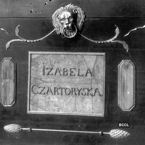 Nữ quý tộc Królewska tạo ra kho báu để lưu giữ những bảo vật quý giá của hoàng tộc Ba Lan qua các thế hệ.