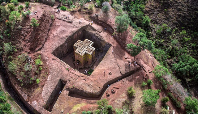 Thành phố Lalibela ở Ethiopia hấp dẫn du khách với nhà thờ Thánh George. Đây là nhà thờ hình cây thánh giá có kiến trúc vô cùng độc đáo.