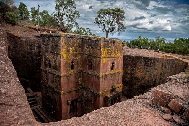 Nhà thờ Thánh George mang hình dạng của một cây thánh giá và nằm trong một chiếc hố sâu 15 m.
