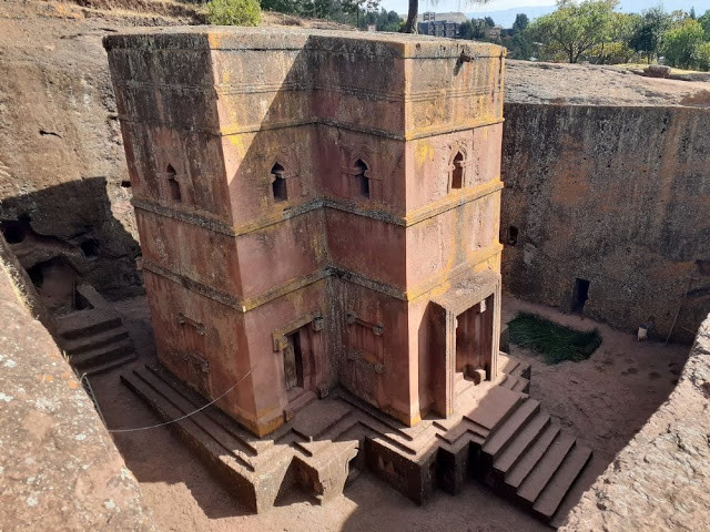 Từ một khối đá rắn đó, những người thợ đục khoét tạo thành cửa ra vào, cửa sổ, trụ cột, sàn, mái nhà...