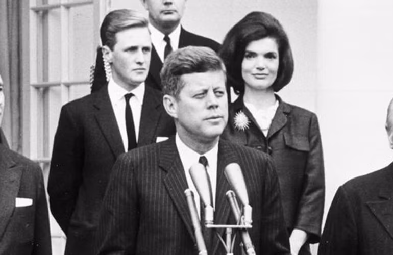 Tuy nhiên, nhiều người cho rằng đây chỉ là lời đồn không có căn cứ và thi hài Tổng thống Kennedy không bị lấy mất bộ não.