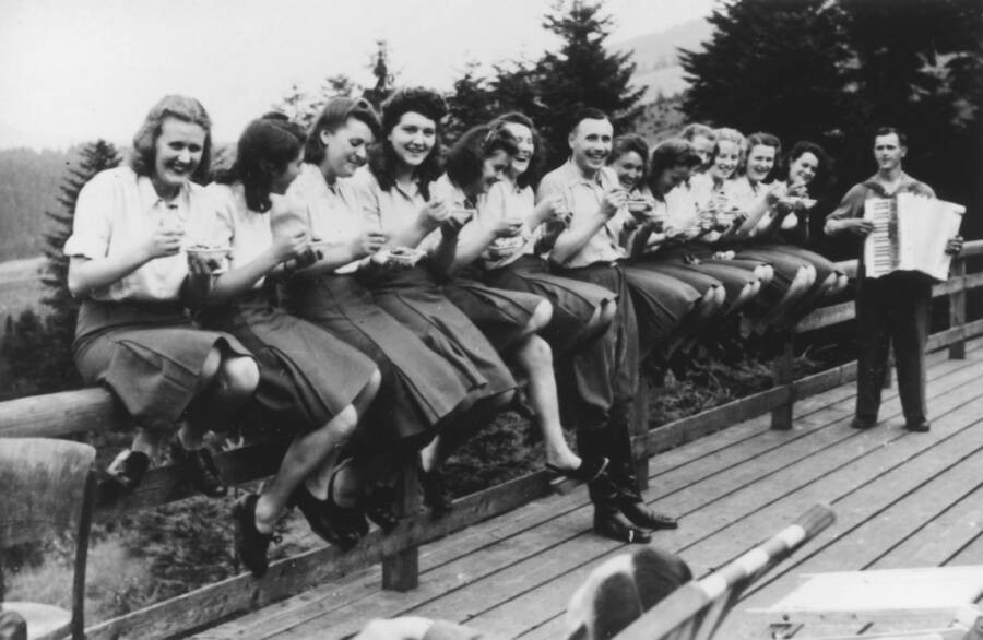 Các nhân viên làm việc cho Hitler tại trại tập trung Auschwitz có khoảng thời gian cùng nhau ăn uống, chơi nhạc.