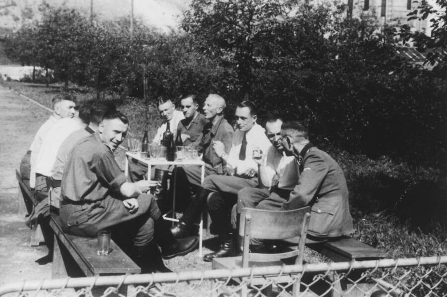 Sau một ngày tra tấn tù nhân, một nhóm quan chức, binh sĩ phát xít Đức tổ chức ăn uống, trò chuyện vui vẻ.