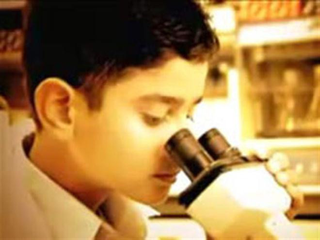 Với bộ óc thiên tài, Jaswal được phép trực tiếp theo dõi và học hỏi các bước tiến hành phẫu thuật. Theo đó, năm lên 7 tuổi, cậu thực hiện thành công ca phẫu thuật đầu tiên với bệnh nhân là bé gái 8 tuổi có những ngón tay dính chặt nhau do bỏng nặng.