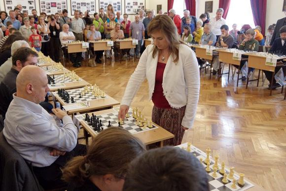 Vào năm 1991, Polgár đạt danh hiệu đại kiện tướng khi mới chỉ 15 tuổi 4 tháng và giữ danh hiệu nữ kỳ thủ số một thế giới trong vòng 26 năm (từ năm 1986 - 2015).