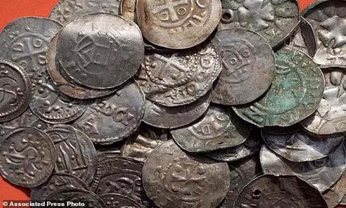 Theo đó, hai người tìm thấy nhiều dây chuyền, ngọc trai, trâm cài, vòng tay, nhẫn và khoảng 600 đồng bạc.