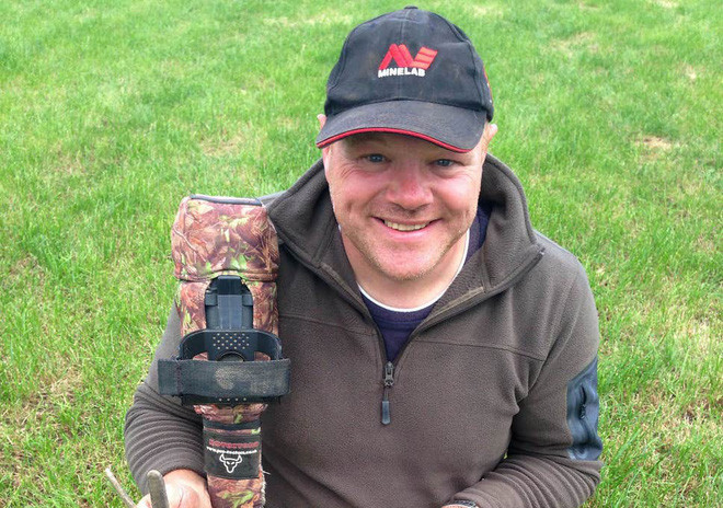 Vì vậy, McLennan nhận được số tiền thưởng lên tới 2.5 triệu bảng Anh (khoảng 60 tỷ VNĐ) vì có công tìm ra kho báu khổng lồ trên.