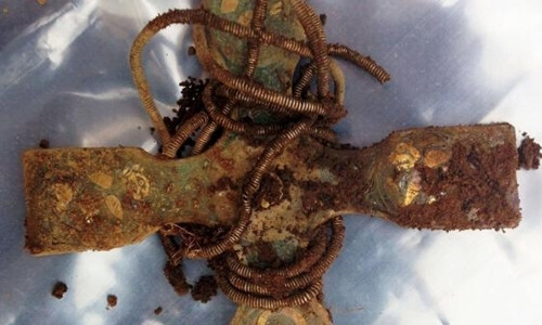 Kho báu mà McLennan tìm thấy gồm hơn 100 cổ vật giá trị như vòng tay, trâm cài bằng bạc, một chiếc nhẫn vàng, một chiếc thánh giá Kito giáo và một chiếc ghim bằng vàng, phần đầu ghim có điêu khắc hình một con chim.