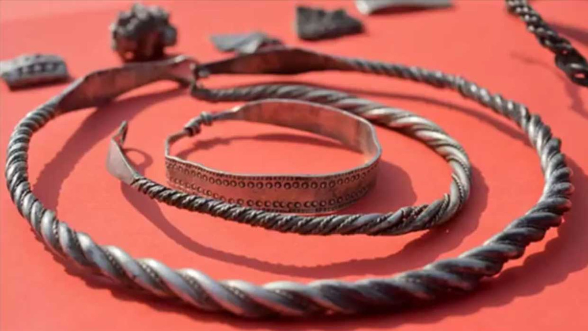 Kho báu này được xác định có liên quan đến nhà vua Đan Mạch Harald Gormsson (910 - 987). Ông còn được biết đến với tên gọi là Vua Bluetooth (vua răng xanh) do có chiếc răng màu xanh đậm ngả sang màu xám. Ông cũng là một trong những vị vua đầu tiên và là người có công truyền Thiên chúa giáo vào Đan Mạch.