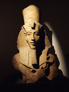 Bộ râu này của các pharaoh dài tới ngực và được tết chặt vào với nhau. Nhiều người tò mò liệu pharaoh Ai Cập có thực sự để râu dài tới như vậy hay không.