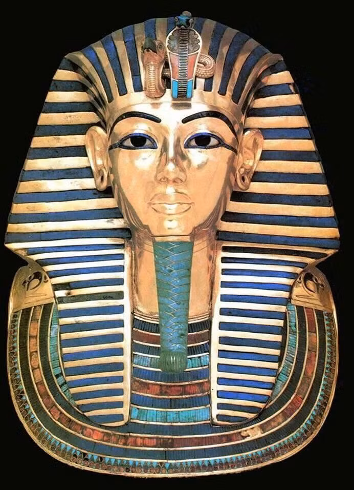 Các chuyên gia phát hiện mặt nạ vàng ròng của pharaoh Tutankhamun và nhiều bức tượng chạm khắc hình ảnh các nhà vua Ai Cập khác có một điểm chung là bộ râu dài.