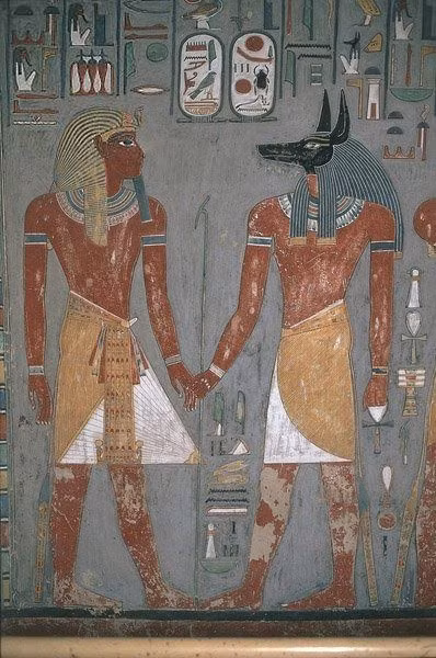 Do vậy, vua chúa Ai Cập cũng không để râu. Hình ảnh bộ râu dài trên mặt nạ và các bức tượng tạc nhà vua thực tế là râu giả.