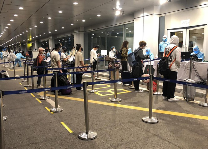 Các công dân Việt Nam từ Hoà Kỳ về nước làm thủ tục nhập cảnh tại sân bay Vân Đồn.