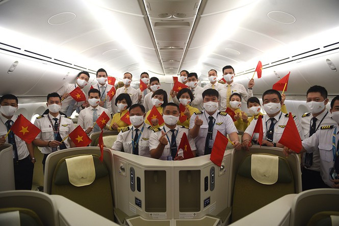 Chuyến bay đặc biệt huy động số lượng thành viên phi hành đoàn gần gấp đôi so với một chuyến bay đường dài thường lệ, với tổng số 28 người.