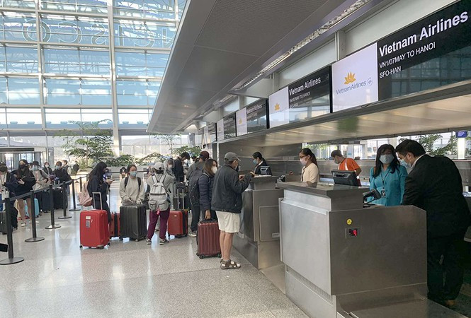 Công dân Việt Nam làm thủ tục tại sân bay ở San Francisco, Hoa Kỳ