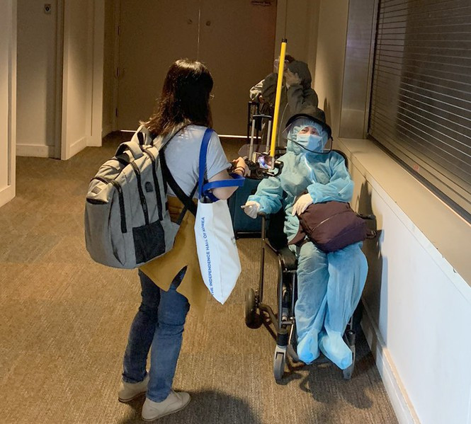 Một hành khách sử dụng xe lăn trên chuyến bay từ Hoa Kỳ về nước.