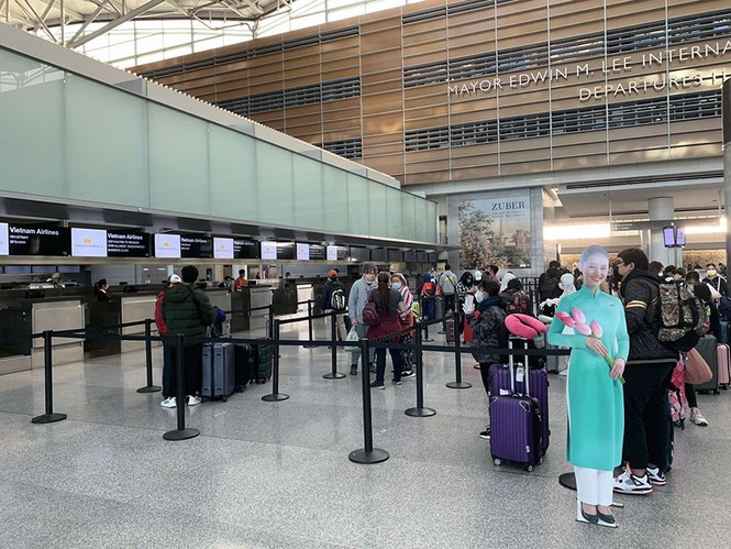 Công dân Việt Nam làm thủ tục lên chuyến bay tại sân bay ở San Francisco, Hoa Kỳ