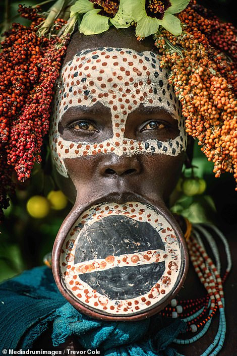 Để có được đôi môi "khủng", phụ nữ bộ tộc Suri thực hiện tập tập truyền thống gắn đĩa lên môi từ khi còn nhỏ, thường khoảng 12 tuổi.