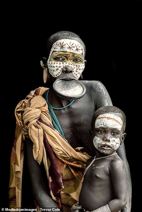 Thêm nữa, phụ nữ bộ tộc Suri có đôi môi càng to thì được xem giống như một dấu hiệu của sự giàu có, sung túc.