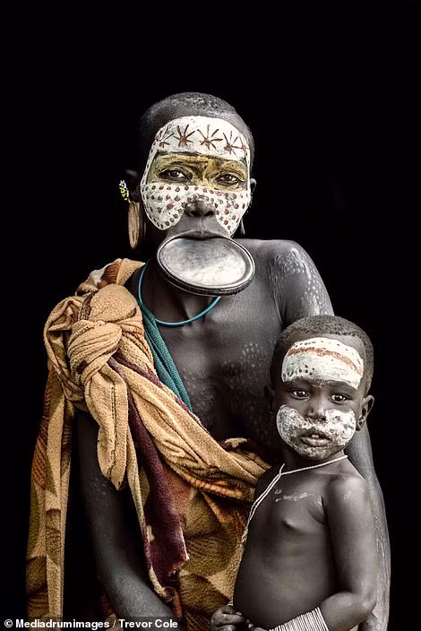 Thêm nữa, phụ nữ bộ tộc Suri có đôi môi càng to thì được xem giống như một dấu hiệu của sự giàu có, sung túc.