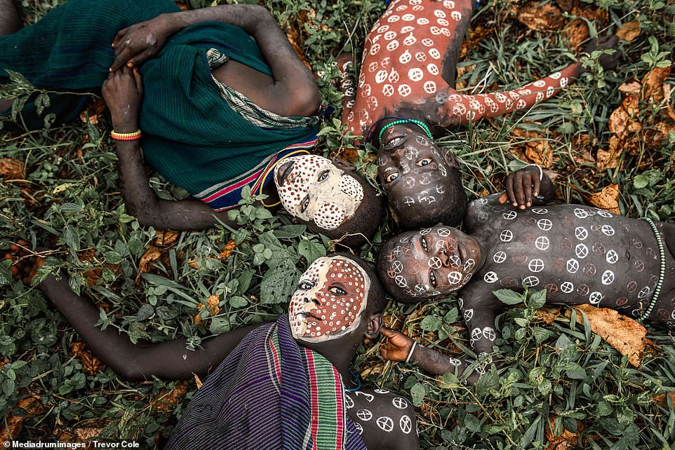 Do vậy, khi các nhiếp ảnh gia và khách du lịch đến đây thì vẫn bắt gặp hình ảnh về những phụ nữ Suri có đôi môi "khổng lồ".