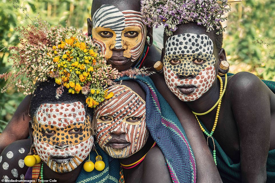 Do vậy, thiếu nữ Suri sẽ nhổ 2 răng cửa phía dưới để đeo một chiếc đĩa nung bằng đất sét lên môi.