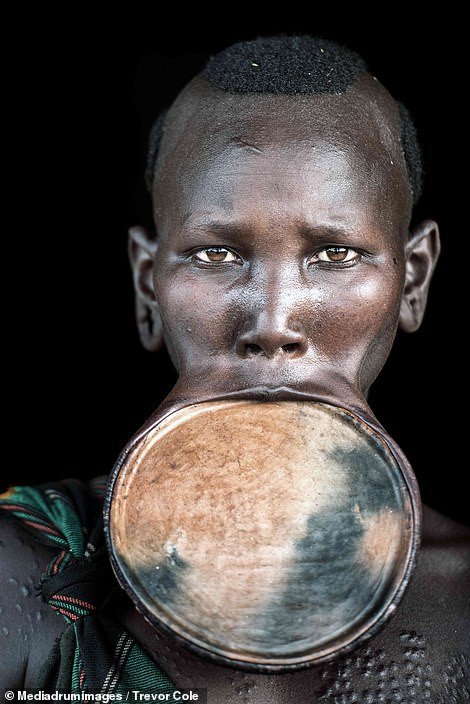 Ban đầu, chiếc đĩa này có kích thước nhỏ. Theo thời gian, kích thước của chiếc đĩa ngày càng lớn dần.