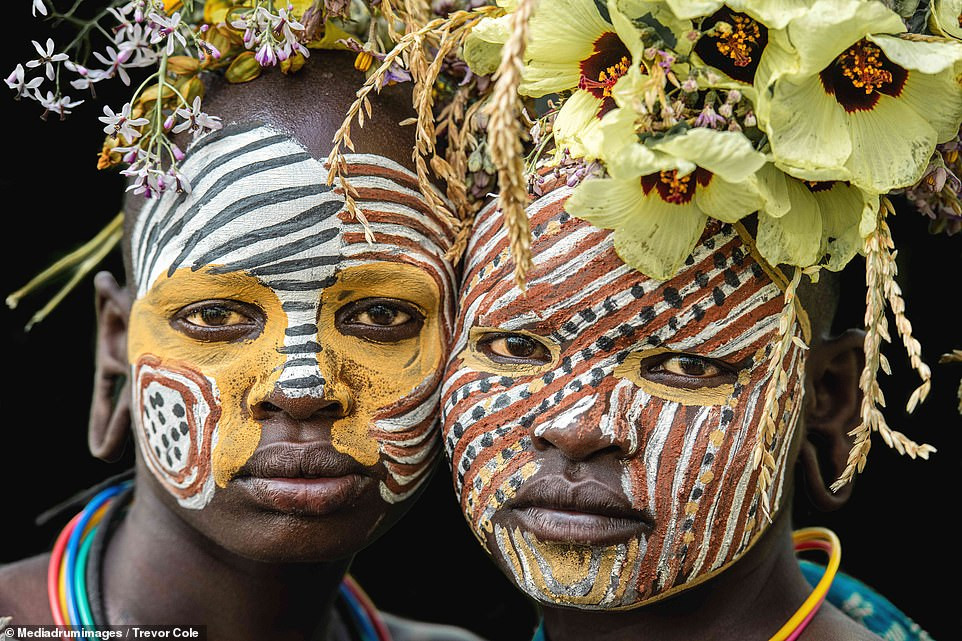 Ngoài làm đẹp bằng cách gắn đĩa vào môi, phụ nữ Suri còn thực hiện vẽ mặt và sử dụng hoa cỏ để bản thân trở nên xinh đẹp và quyến rũ hơn.