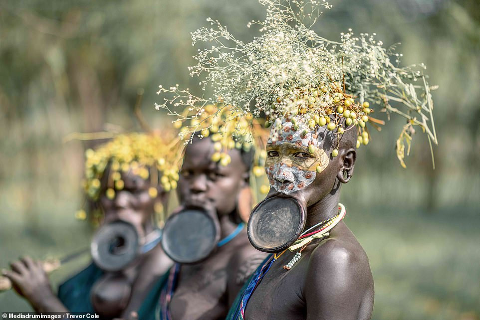 Tập tục truyền thống này được người Suri thực hiện vì họ quan niệm việc đeo đĩa lên môi sẽ trở nên duyên dáng, thu hút người khác giới và chiếc đĩa gắn lên môi càng to thì họ càng nhận được nhiều của cải (thường là bò) từ nhà chồng.