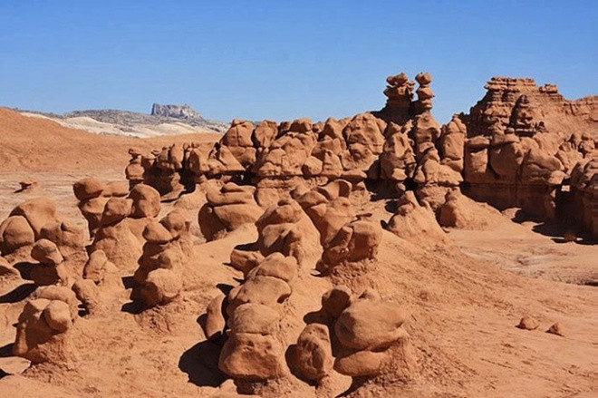 Cảnh sắc thiên nhiên ở công viên tiểu bang thung lũng yêu tinh vô cùng đặc biệt và ấn tượng, nhất là vào mùa xuân và mùa thu.