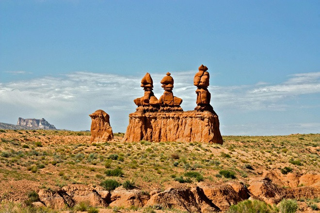 Đặc biệt, vào ban đêm, ánh trăng chiếu rọi xuống những cột đá hàng triệu năm tuổi tạo nên khung cảnh huyền bí, độc đáo.