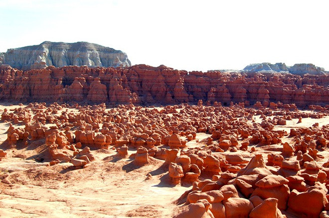 Mỗi cột đá ở công viên tiểu bang thung lũng yêu tinh có hình khác khác nhau tạo nên vẻ đẹp ngoạn mục khó tin.