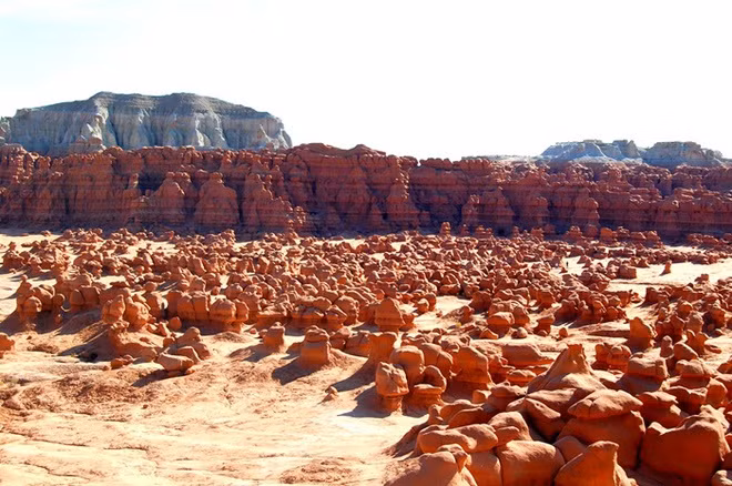 Mỗi cột đá ở công viên tiểu bang thung lũng yêu tinh có hình khác khác nhau tạo nên vẻ đẹp ngoạn mục khó tin.