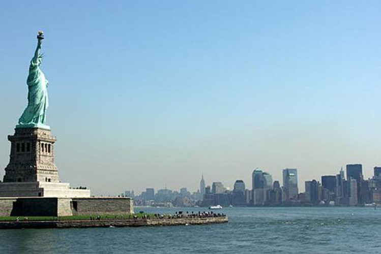 Nằm trên đảo Liberty, Mỹ, tượng Nữ thần Tự do (tên chính thức là Tượng Nữ thần Tự do Soi sáng Thế giới) nặng 225 tấn, cao tương đương với tòa nhà 22 tầng (tính từ chân tượng đến đỉnh ngọn đuốc).