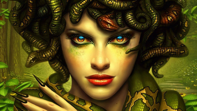Ban đầu, Medusa là một người phụ nữ xinh đẹp, quyến rũ và có mái tóc bồng bềnh như mây. Thậm chí, Medusa còn tự mãn cho rằng bản thân có nhan sắc hơn cả nữ thần Athena.